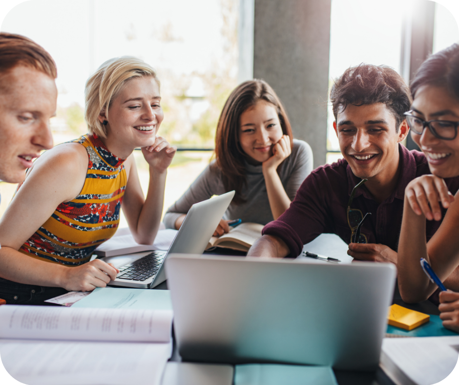 Etudiants de Valence travaillant ensemble