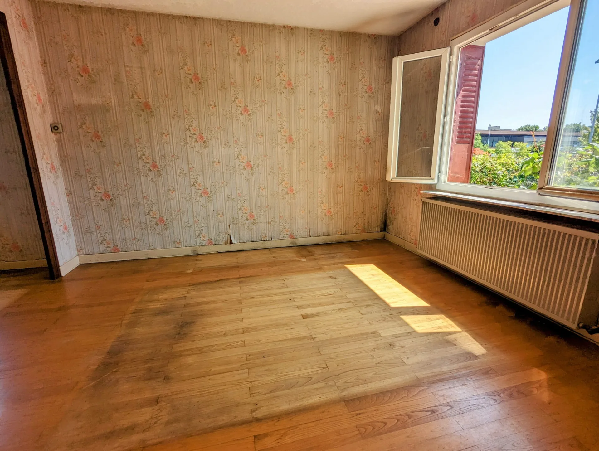 Pièce vide d'une maison à rénover à vendre près de Valence dans la Drôme